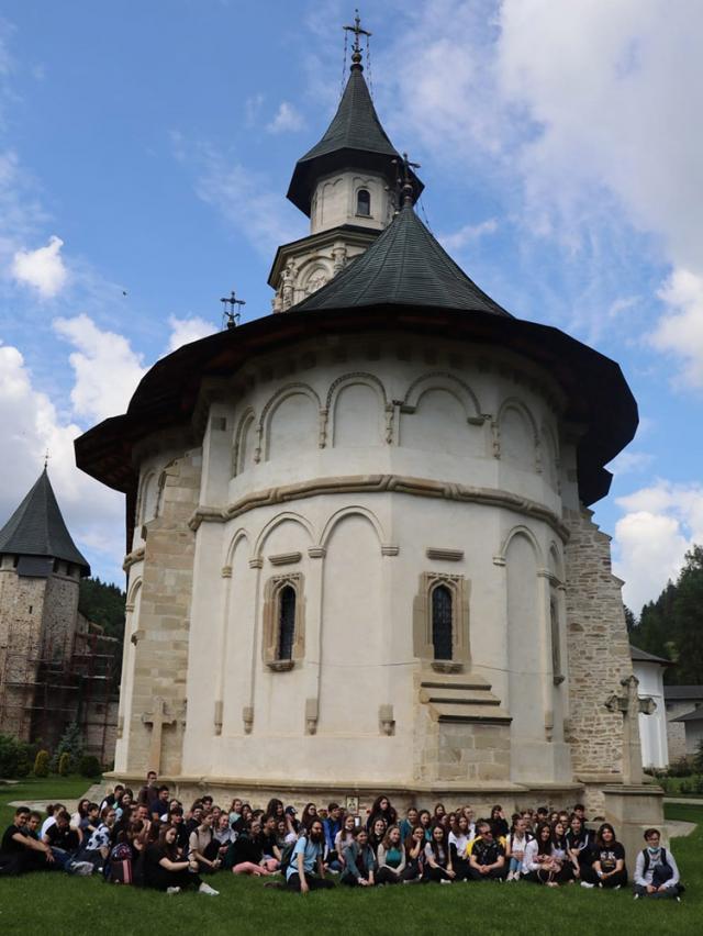 Zeci de liceeni din Suceava i-au dat “follow” unui preot pe Via Transilvanica