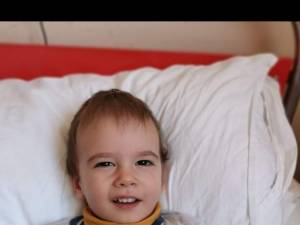Luca, un copil în vârstă de 1 an și 10 luni, are nevoie de ajutor