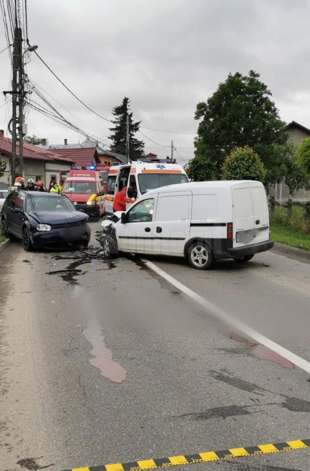 Accident provocat de un șofer care a intrat pe contrasens, în curbă