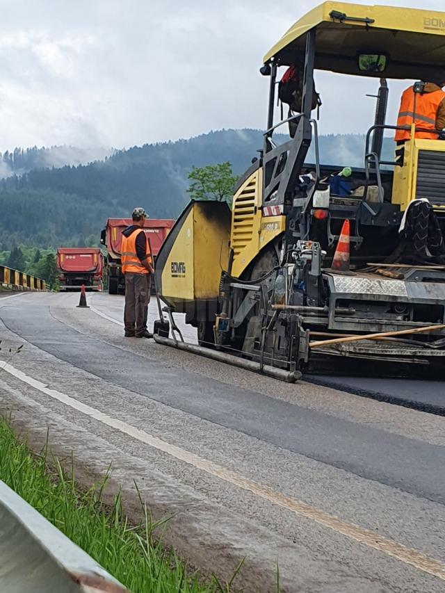 Se toarnă covor asfaltic pe 5 kilometri, la Putna