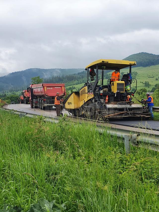 Se toarnă covor asfaltic pe 5 kilometri, la Putna