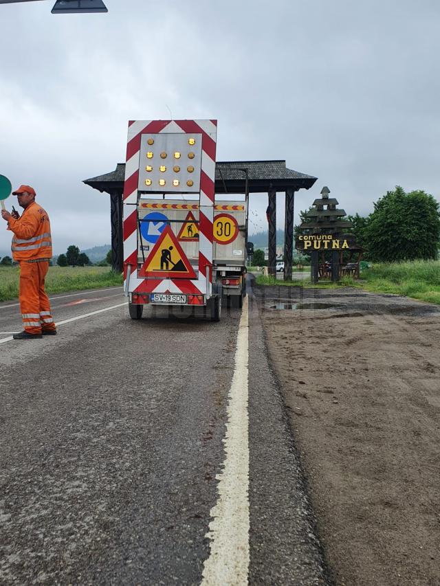Se toarnă covor asfaltic pe 5 kilometri, la Putna