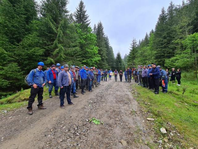 Cei peste 100 de mineri care au declanșat acțiunea de protest și care marți s-au adunat în curtea minei de la Botușana