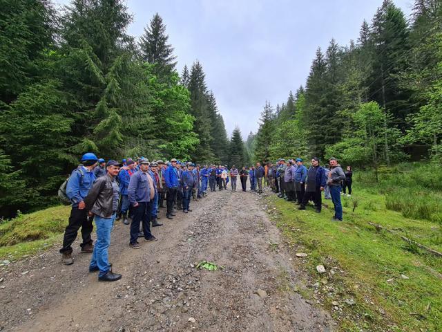 Cei peste 100 de mineri care au declanșat acțiunea de protest și care marți s-au adunat în curtea minei de la Botușana