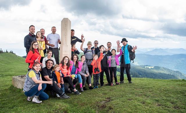 Vârful Rarău, situat la 1.651 metri altitudine, a fost marcat la inițiativa Rotary Club Suceava Cetate, în parteneriat cu Serviciul Public Județean Salvamont Suceava