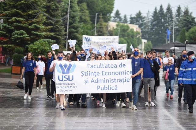 Absolvenţii promoţiei 2021 a Universității din Suceava, sărbătoriți în centrul municipiului