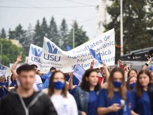 Absolvenţii promoţiei 2021 a Universității din Suceava, sărbătoriți în centrul municipiului
