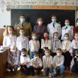 Medalii de învingători și materiale didactice oferite de elevi militari la Școala Gimnazială Vatra Moldoviței