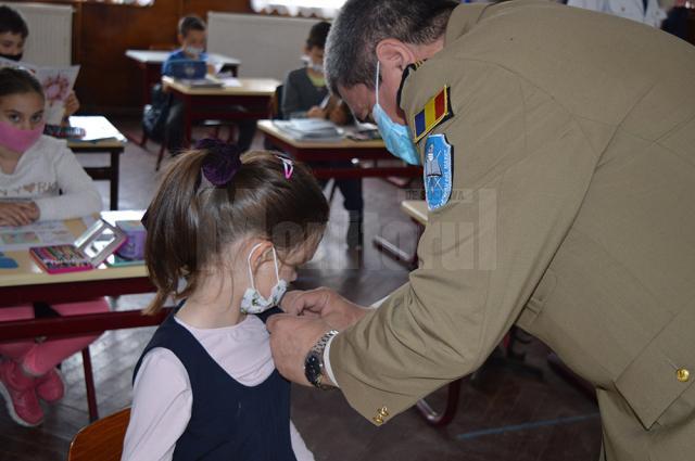 Medalii de învingători și materiale didactice oferite de elevi militari la Școala Gimnazială Vatra Moldoviței