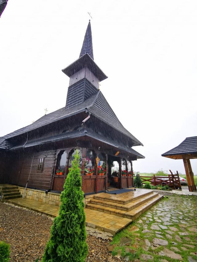 “În ie la Liturghie” – provocare lansată enoriașilor unei biserici din Bucovina