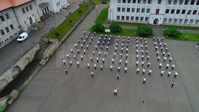 450 de elevi fac asta în fiecare zi de școală. La 6 dimineața!