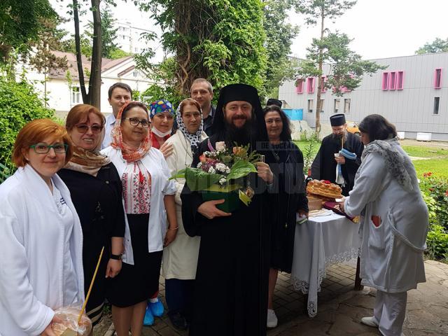 Personalul Spitalului “Sf. Ioan cel Nou” Suceava alături de Preasfințitul Damaschin Dorneanul, la slujba de pomenire a celor răpuși de COVID-19