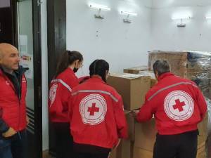 Materiale de protecție pentru cadrele medicale de la Spitalul Vatra Dornei, de la Crucea Roșie Suceava