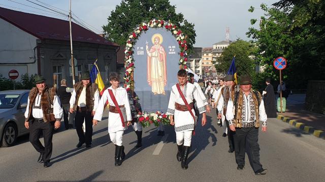 Tineri, purtând cu mândrie costume populare ca ale străbunilor, cruci, prapuri, steaguri naționale și o icoană a Sf Ioan cel Nou, au deschis procesiunea religioasă FOTO Artistul