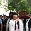 Racla cu moaștele Sfântului Mare Mucenic Ioan cel Nou, purtate pe umăr de preoți, pe străzile Sucevei
