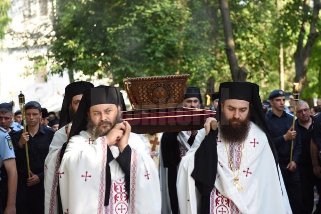 Racla cu moaștele Sfântului Mare Mucenic Ioan cel Nou, purtate pe umăr de preoți, pe străzile Sucevei