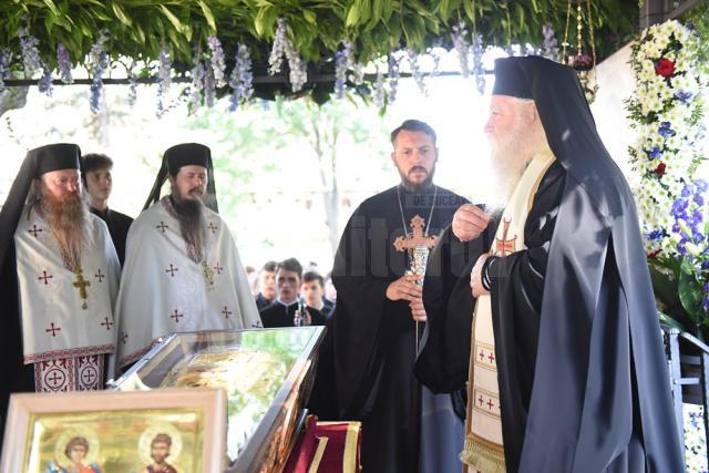 ÎPS Calinic, Arhiepiscopul Sucevei și Rădăuților lângă racla cu moaștele Sf. Ioan cel Nou