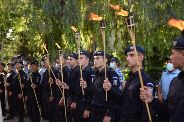 Tineri jandarmi și militari cu torțe au format un culoar prin care a pornit procesiunea religioasă de la Mănăstirea Sf Ioan cel Nou din Suceava