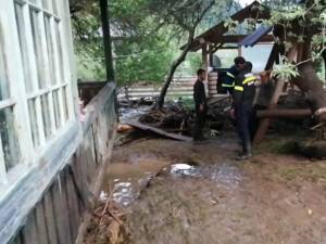 Apa s-a revărsat brusc după ploile torențiale de marți seară