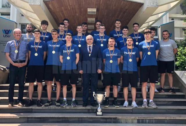 Campionii României i-au prezentat trofeul rectorului USV