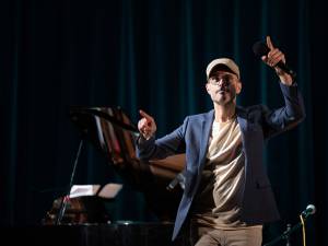 Marc Fichel, cu muzică de improvizație şi umor, în concert la Suceava Foto Ema MOTRESCU