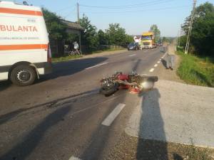 O șoferiță a intrat pe contrasens, într-o motociclist, ambii fiind răniți