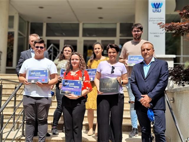 Câștigătorii concursului de fotopractică de la Facultatea de Silvicultură din Suceava, alături de președintele ASFOR, Ciprian Muscă