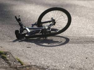 Un biciclist s-a ferit în ultimul moment din calea unui șofer pe care îl văzuse mai devreme bând la terasă Sursa sibiu100.ro
