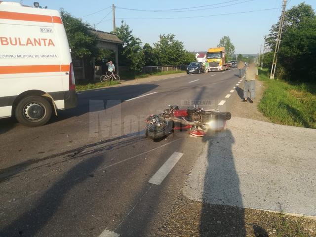 O șoferiță a intrat pe contrasens, într-un motociclist, ambii fiind răniți