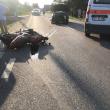 O șoferiță a intrat pe contrasens, într-un motociclist, ambii fiind răniți