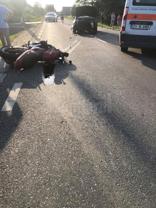 O șoferiță a intrat pe contrasens, într-un motociclist, ambii fiind răniți
