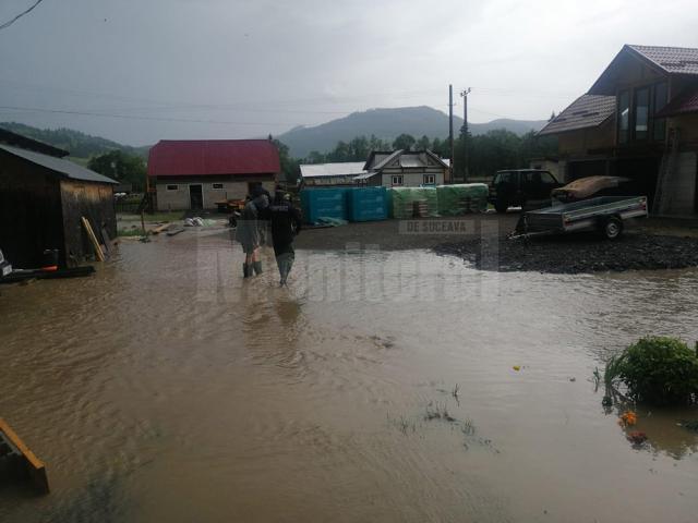Curți inundate în două sate de la munte, după ploile de Cod Roșu