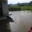 Curți inundate în două sate de la munte, după ploile de Cod Roșu