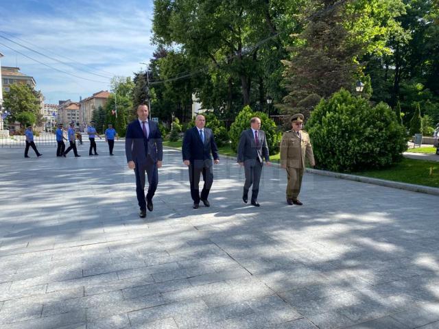 Centrul municipiului Suceava a găzduit, sâmbătă dimineață, ceremoniile militare organizate cu prilejul Zilei Drapelului Național