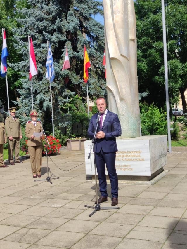 Centrul municipiului Suceava a găzduit, sâmbătă dimineață, ceremoniile militare organizate cu prilejul Zilei Drapelului Național