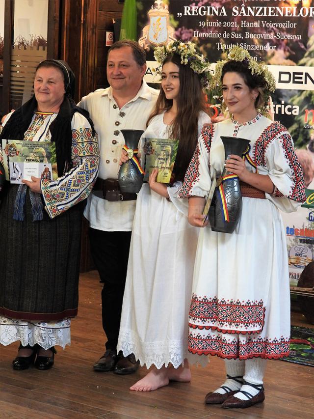 Câștigătoarele Festivalul Național „Regina Sânzienelor” - ediția a VII-a alături de organizatorul Dumitru Parasca
