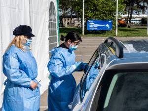 Cei mai mulți oameni s-au vaccinat duminică la centrul drive-through din parcarea Shopping City Suceava