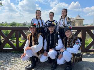 Participanți la spectacolul - concurs de frumusețe, cântec și port popular - Miss Sânziana 2021