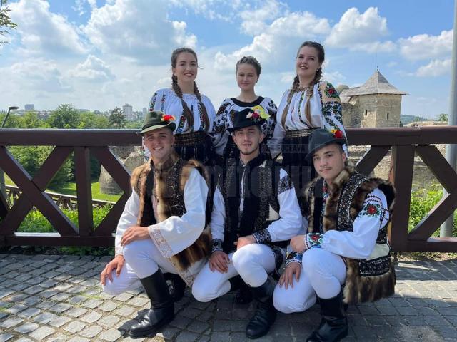 Participanți la spectacolul - concurs de frumusețe, cântec și port popular - Miss Sânziana 2021