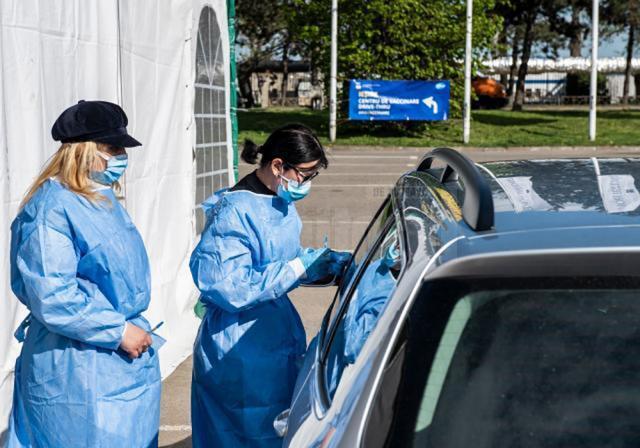 Cei mai mulți oameni s-au vaccinat duminică la centrul drive-through din parcarea Shopping City Suceava