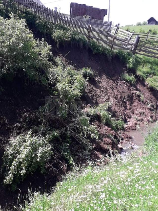 Drumuri distruse și alunecări de teren în comuna Panaci, în urma ploilor abundente