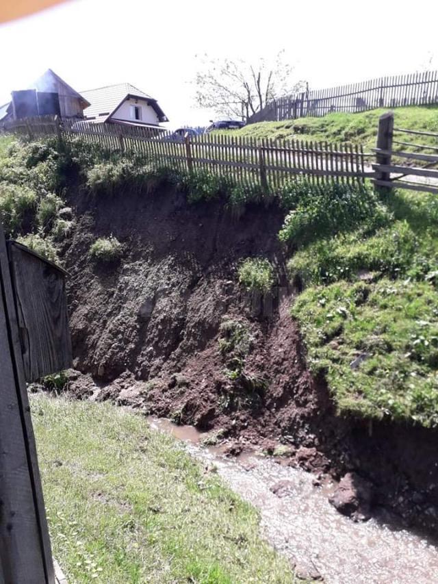 Drumuri distruse și alunecări de teren în comuna Panaci, în urma ploilor abundente