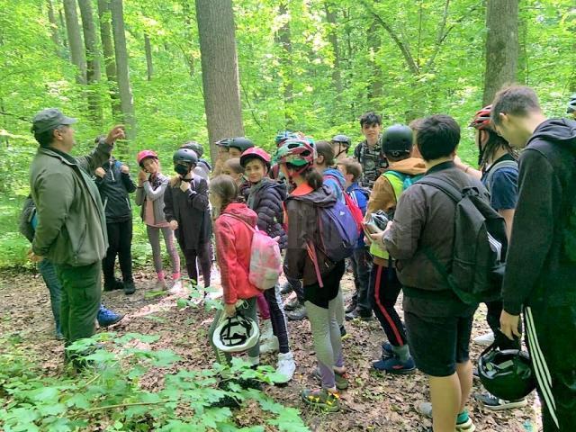 Excursioniștii au parcurs pe jos rezervațiile ”Pădurea de Stejar Crujana” și ”Pădurea de Fag Dragomirna”