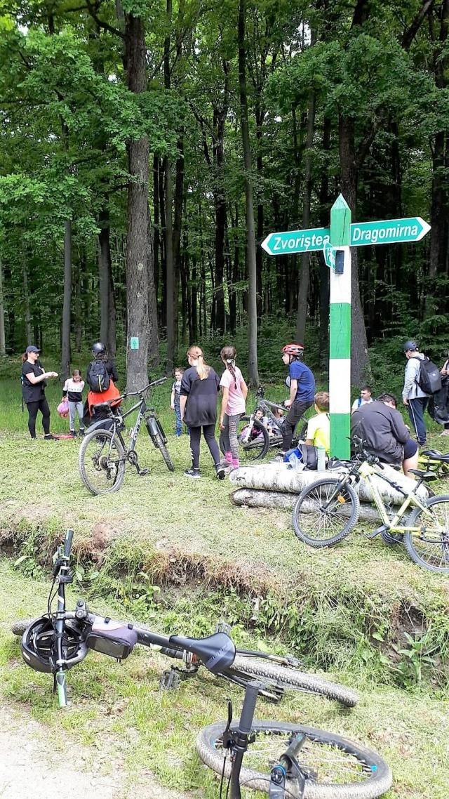 Elevii și-au uns lanțurile de la bicle și au făcut o drumeție prin pădurile administrate de Ocolul Silvic Pătrăuți
