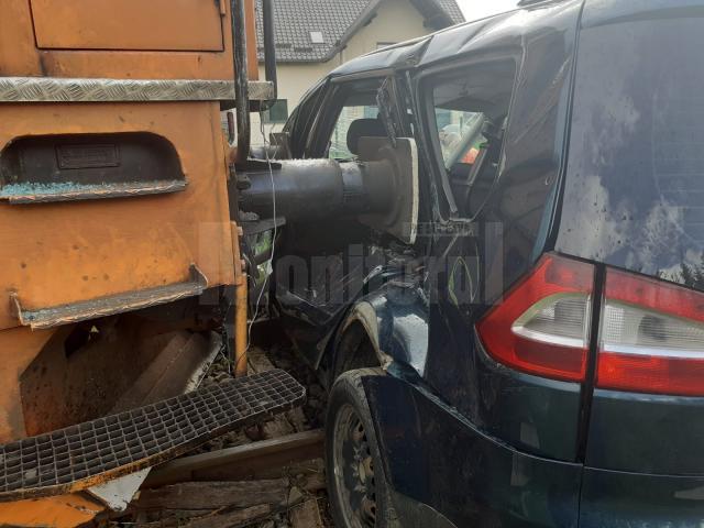 Mașină cu 5 persoane, lovită la Rădăuți de trenul Suceava-Putna