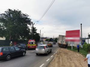Accident între un autoturism și un camion, la intrarea în Suceava