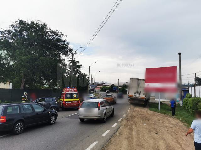 Accident între un autoturism și un camion, la intrarea în Suceava