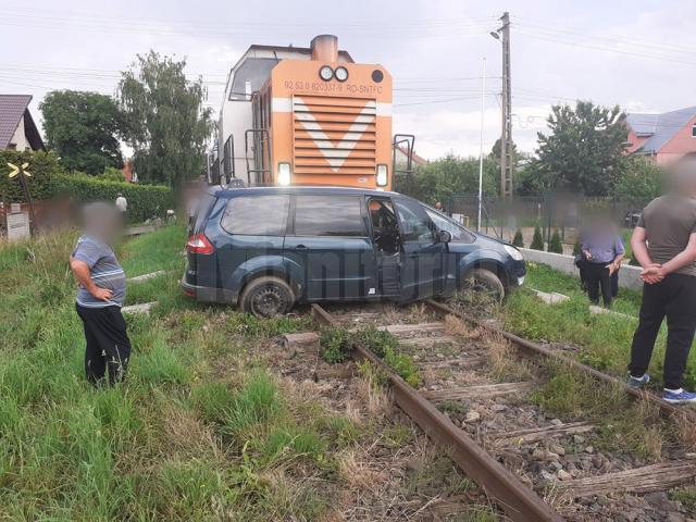 Trenul Suceava-Putna a lovit la ieșirea din Rădăuți o mașină în care erau 5 persoane