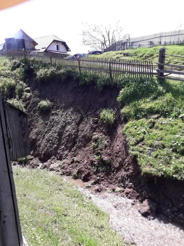 Drumuri distruse și alunecări de teren în comuna Panaci, în urma ploilor abundente