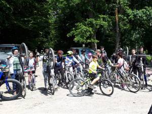 Elevii și-au uns lanțurile de la biciclete și au făcut o drumeție prin pădurile administrate de Ocolul Silvic Pătrăuți